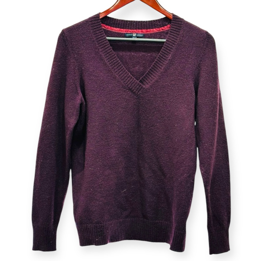GAP Women’s Deep Purple V-Neck Sweater size Large